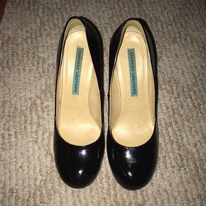 Round toe block heel pump